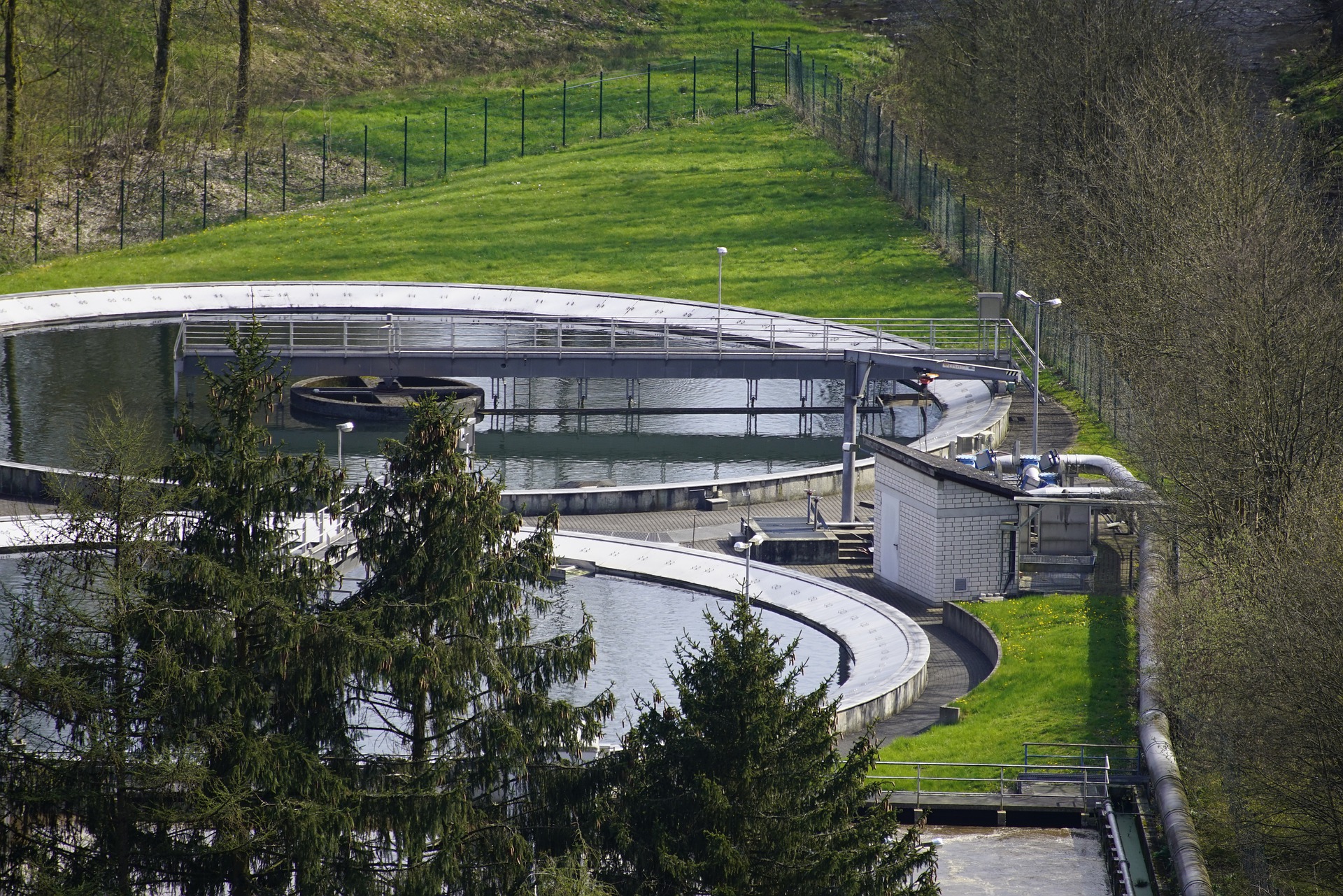sewage-7948361_1920